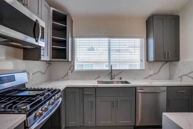 Foto del interior - Retro Style Apartment Building with Pool and Gym - Secure, Modern and Lease-Ready!