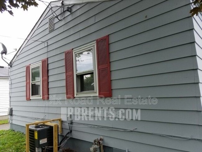 Building Photo - 1096 Corwin Ave