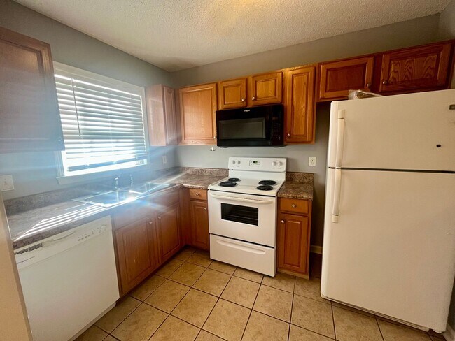Foto del edificio - 2 Bedroom 1.5 Bath Townhouse