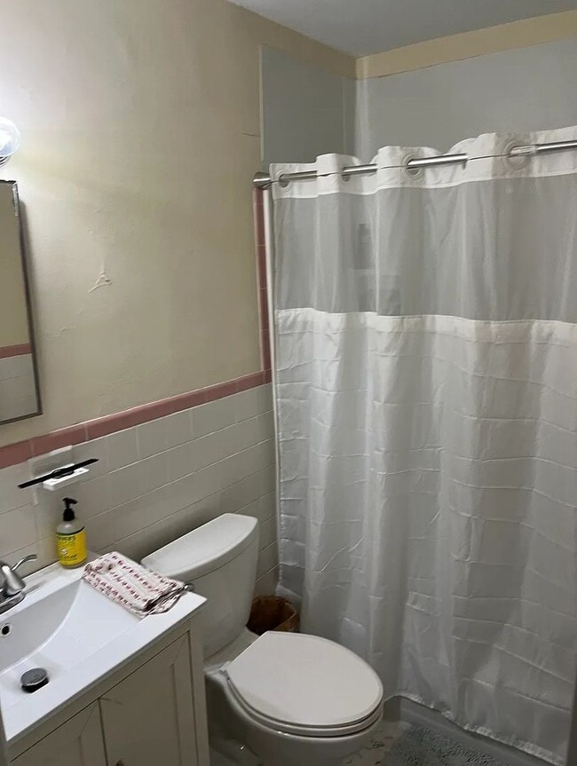 Building Photo - Beautifully renovated 3-bedroom, 2-bath home