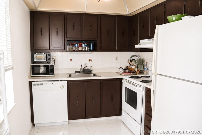 Building Photo - 321 Burgundy G