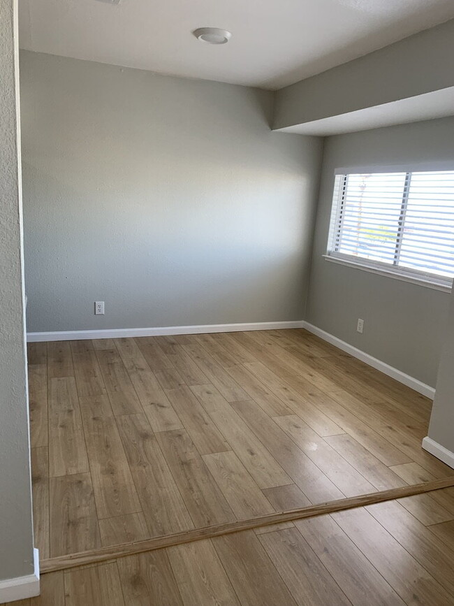 Foto del edificio - Updated Unit with Vinyl Floors & Stainless...