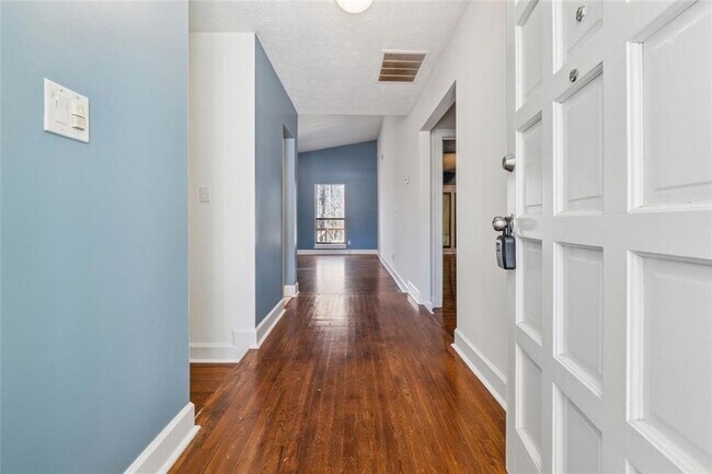 Foto del edificio - 5045 Carole Pl SW