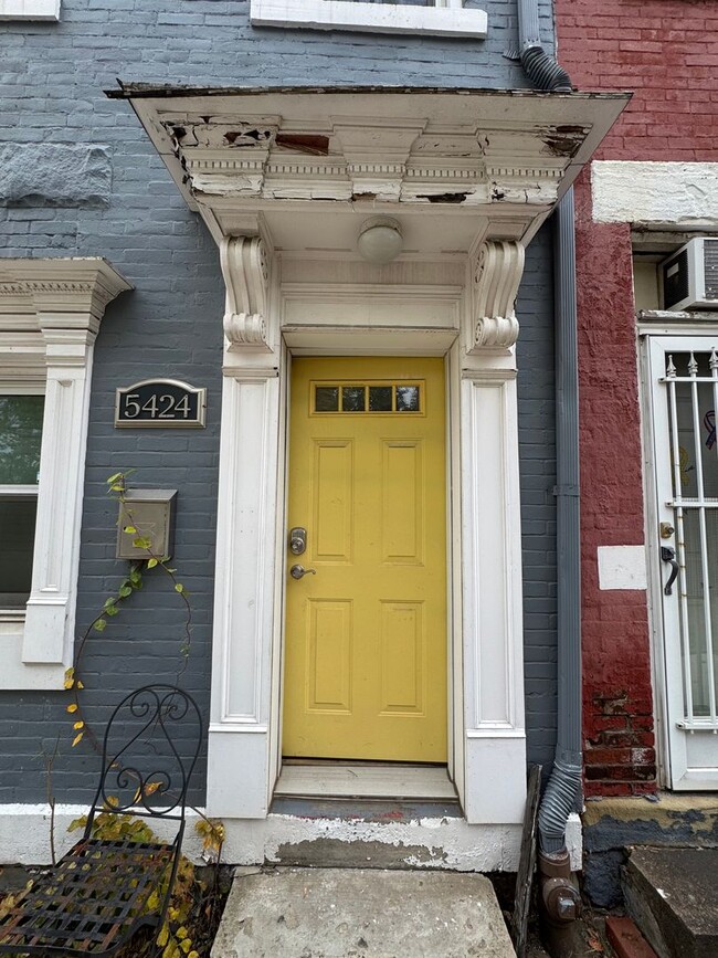 Building Photo - Charming 2 Bedroom 2 Bathroom House in Law...