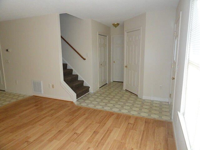 Building Photo - Comfortable and Convenient Living in Broadway