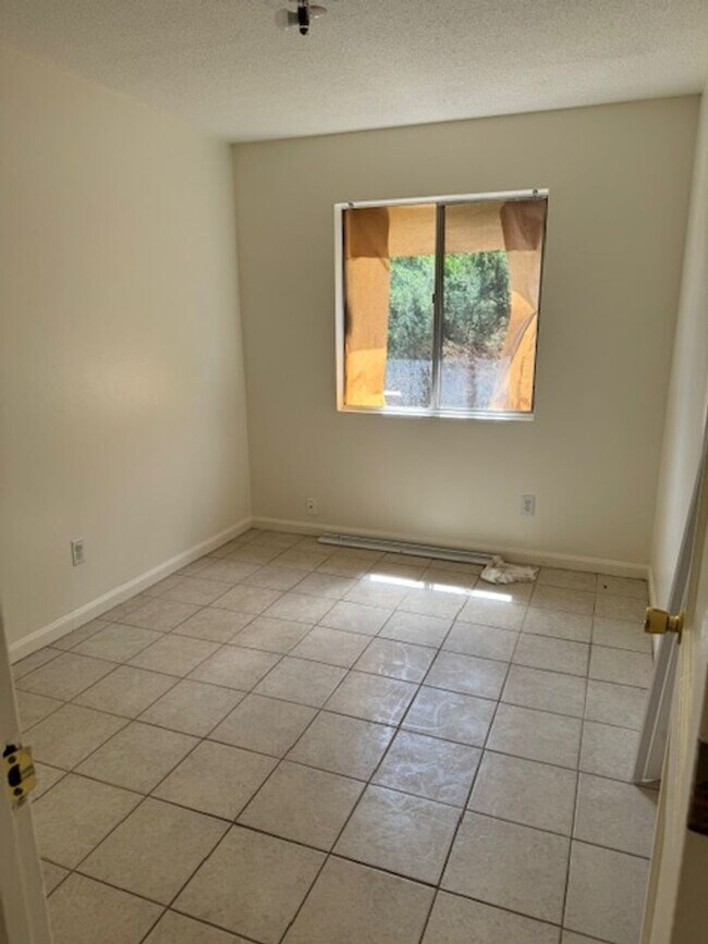 Foto del edificio - 3 bedroom home on a corner lot