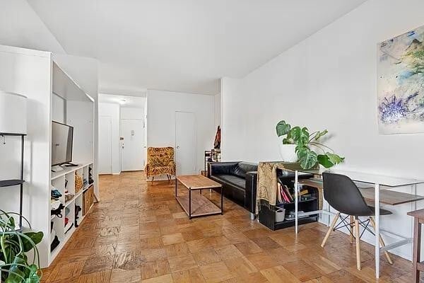 Foto del edificio - 210 E Broadway