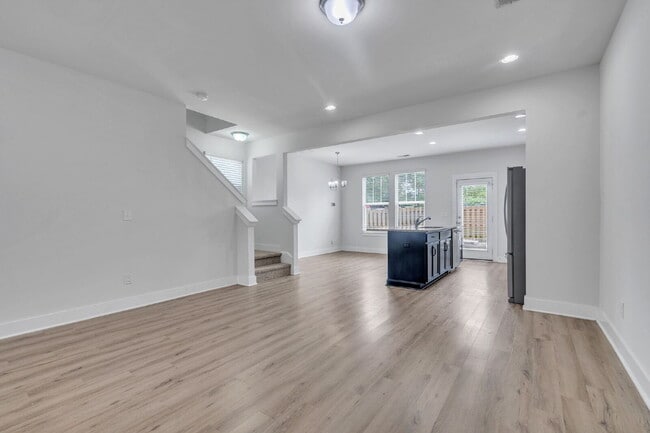 Building Photo - Stylish 3BR/2.5BA END-UNIT Townhome with Garage in Camelot Townes! $1,650/mo rent
