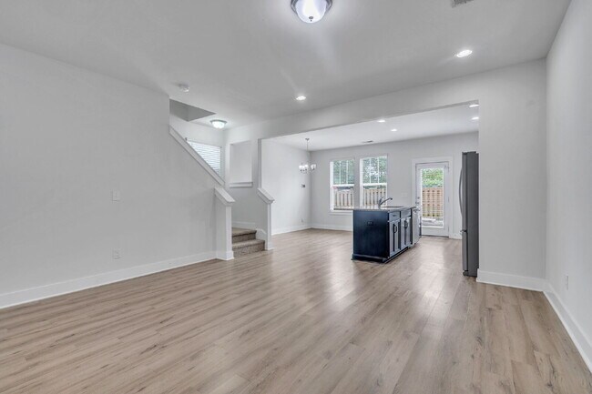 Foto del edificio - Stylish 3BR/2.5BA END-UNIT Townhome with Garage in Camelot Townes! $1,650/mo rent