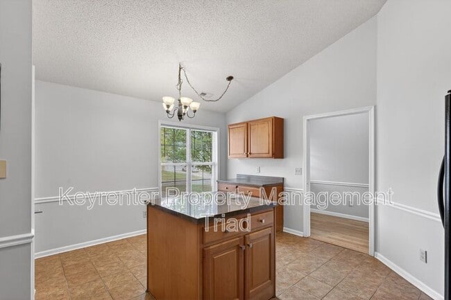 Building Photo - 10 Manor Ridge Ct