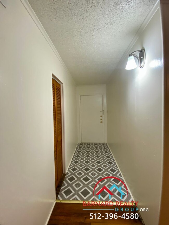 Building Photo - Available Now: 2 bed/1 bath with Fenced Ya...