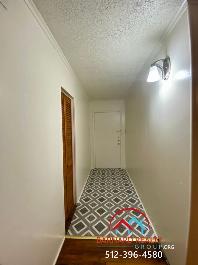 Foto del edificio - Available Now: 2 bed/1 bath with Fenced Ya...