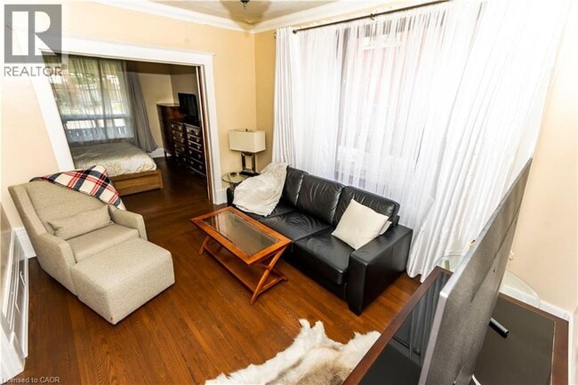 Building Photo - 408 Wellington St N