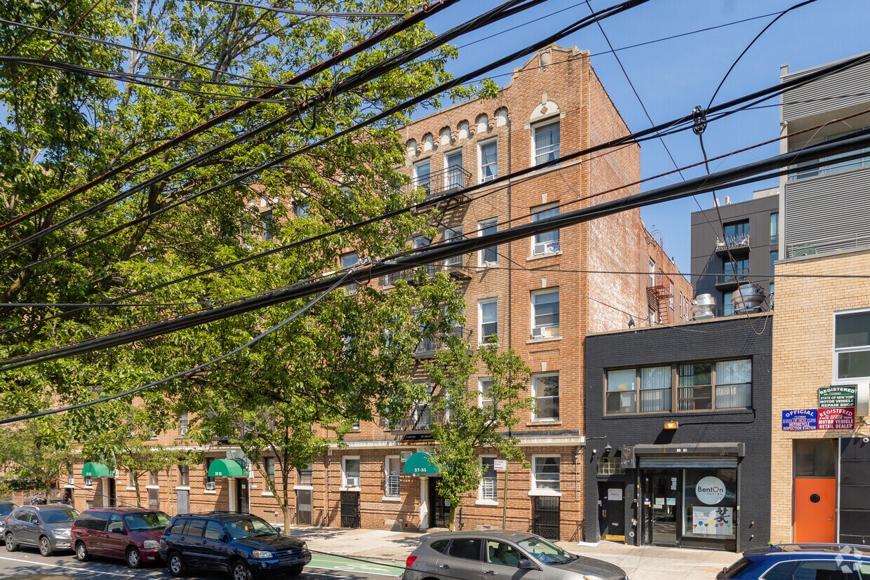 Building Photo - 3735 Crescent St