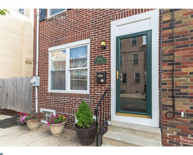 Building Photo - 1934 Titan St