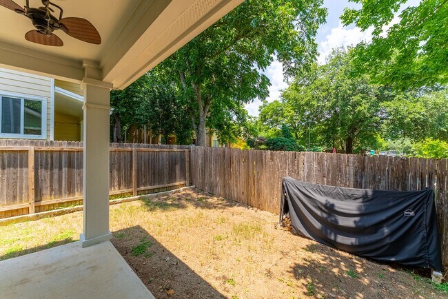 Building Photo - Modern Comfort and  Austin Charm in this 3...