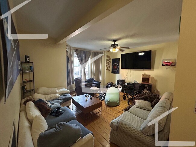 Foto del edificio - Excellently priced, lovely 6-bedroom, 2-bathroom apartment in Mission Hill available for a 9/1/26...