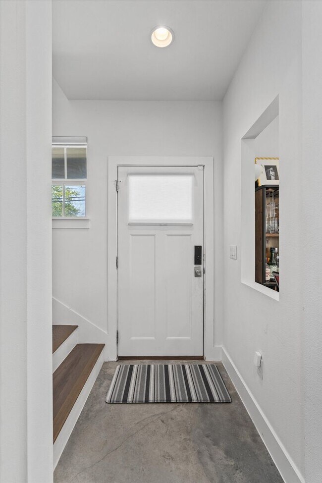Building Photo - Spacious East Austin Home for Rent