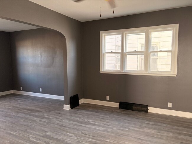 Building Photo - Charming 2-Bedroom Home with Enclosed Porch and Garage!