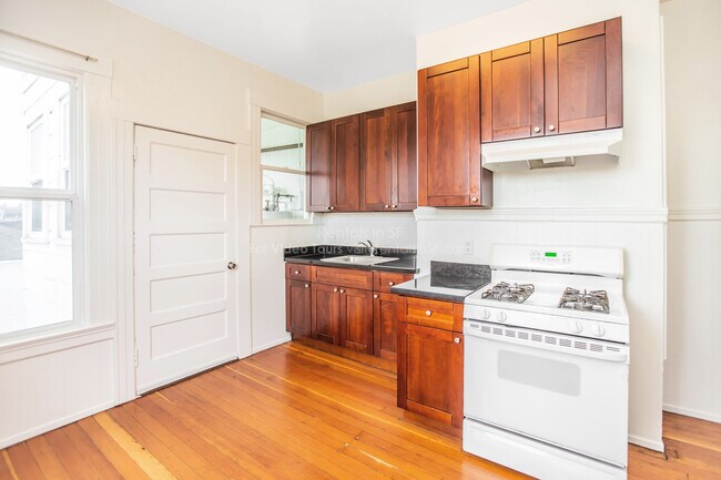 Building Photo - 1169 S Van Ness Ave