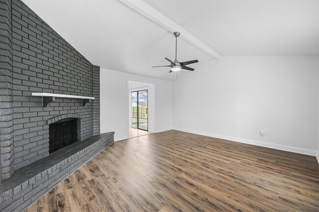 Foto del edificio - 4940 Watkins Dr