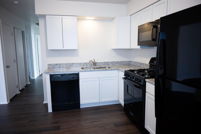 Building Photo - 423 Fairlawn Dr