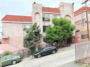 Building Photo - 316 W Ave 38