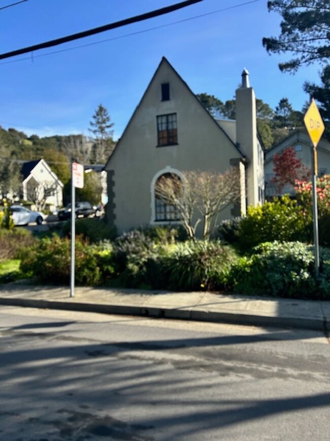 Foto del edificio - Charming Mill Valley Home Available Beginn...