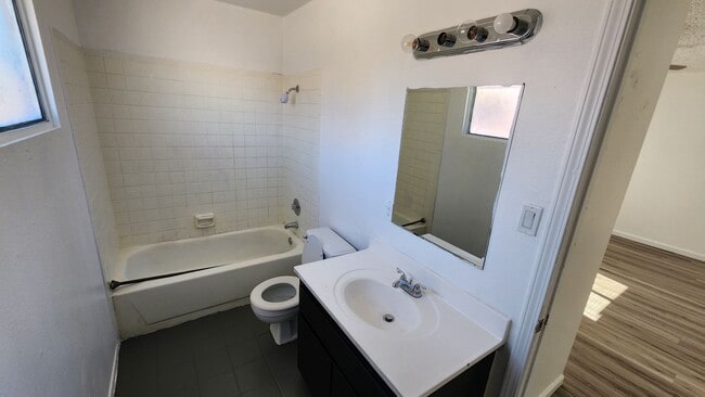 Foto del edificio - 6940 Hopkins Dr