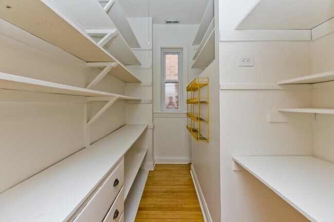 Building Photo - 3 bedroom in Chicago IL 60613