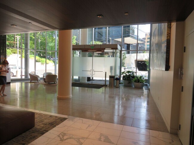 Foto del edificio - Bellevue Towers-Heart of Downtown Bellevue...