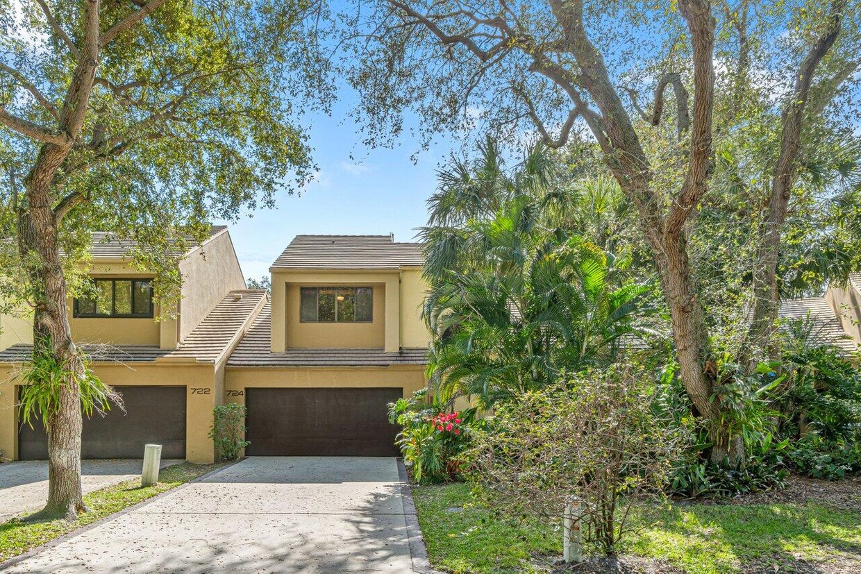 Primary Photo - 690 Glades Rd