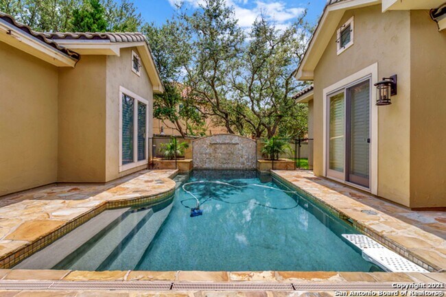 Building Photo - 4 Bedroom/4 Bath Champion Ridge Subdivision