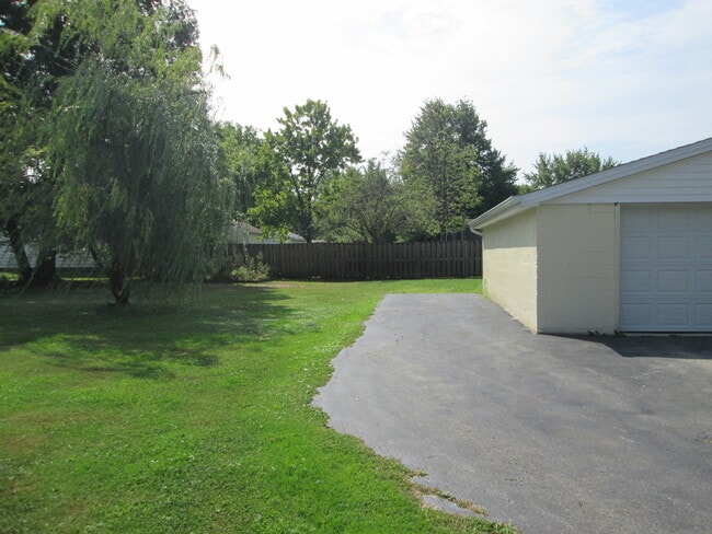 Building Photo - 2433 Bainbridge Ave