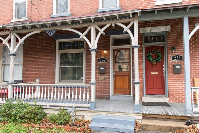 Building Photo - Beautiful 3 bed 3 bath on Muench St