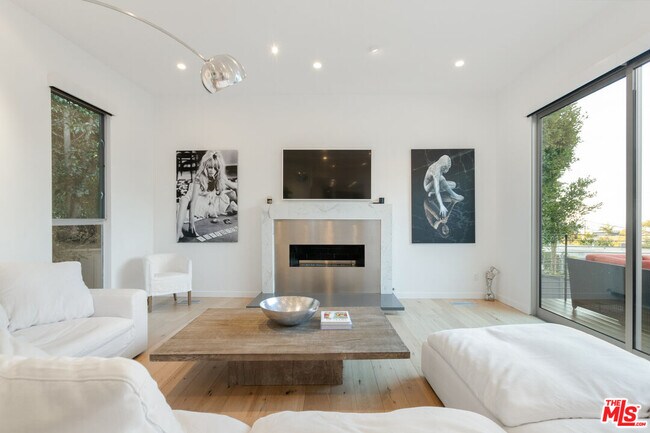 Foto del edificio - 1611 Sunset Plaza Dr