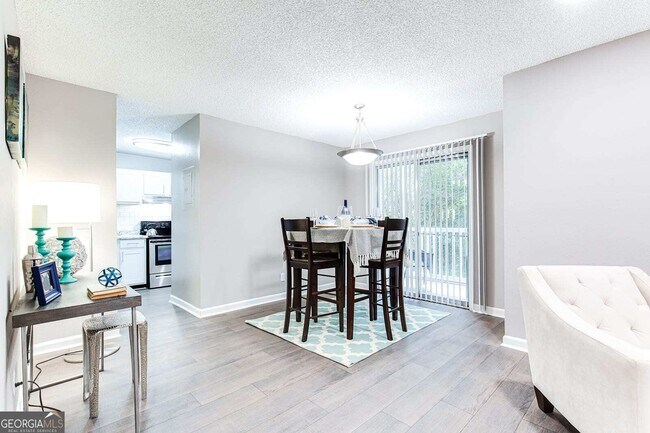 Foto del edificio - 5151 Beverly Glen Ln NW