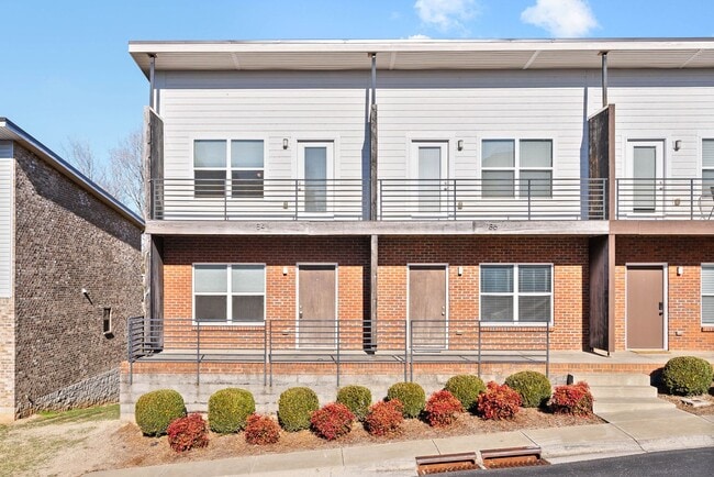 Building Photo - Large 2 Bedroom Condo For Rent Near Downtown Clarksville!