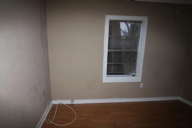 Building Photo - 3 bedrooms 1 bath $1100 per month  Section...