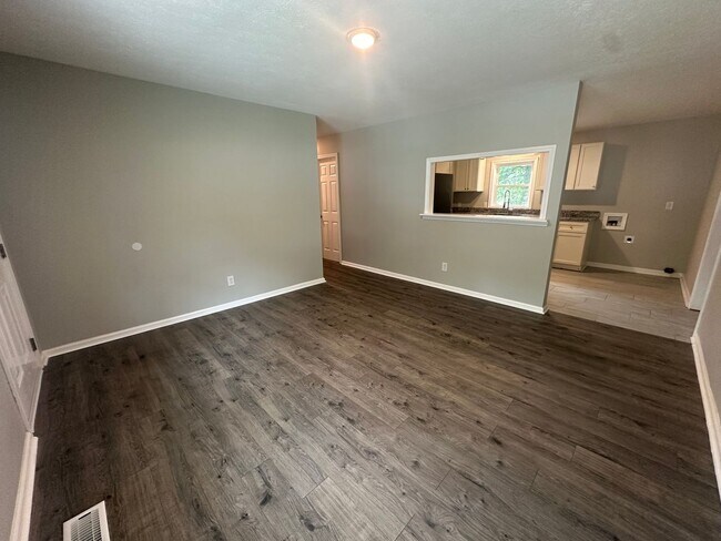 Foto del edificio - 320 Kellogg ~ HR Smith ~ NEWLY RENOVATED