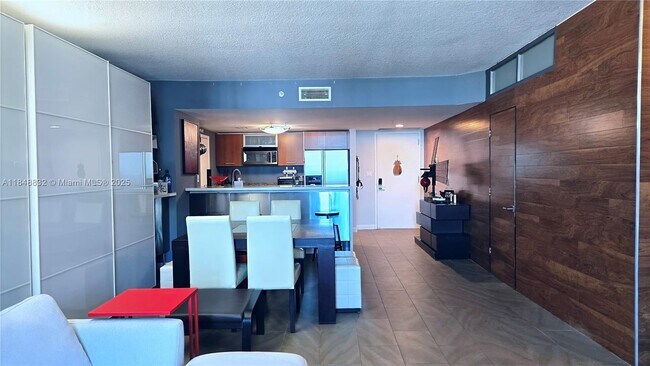 Foto del edificio - 9055 SW 73rd Ct