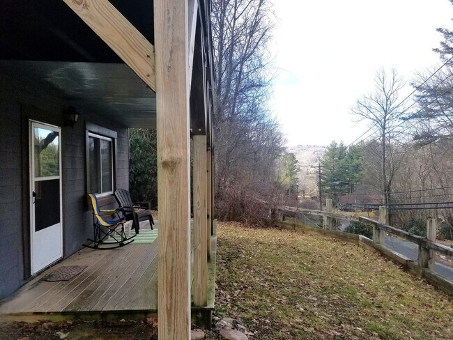 Foto del edificio - Two-Bedroom Lower Duplex Near Downtown Ban...