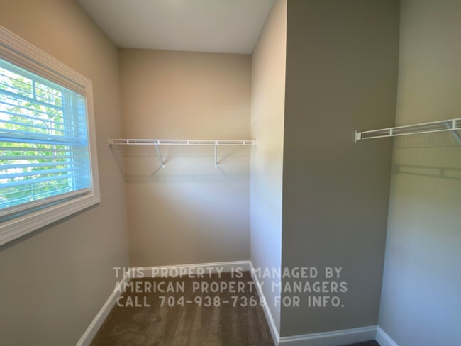 Building Photo - 903 Oakwood Ave