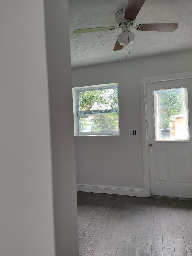 Foto del edificio - 830 Prosperity Farms Rd