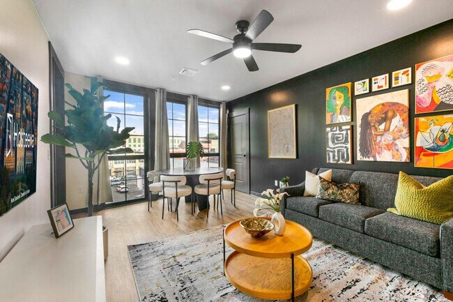 Building Photo - 611 Commerce St