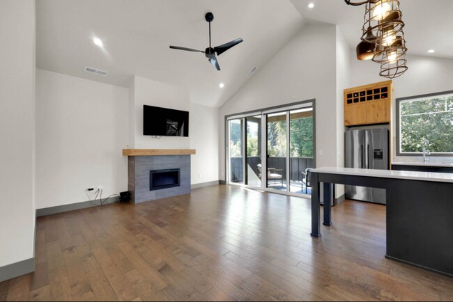 Building Photo - 1909 Elkhorn Dr