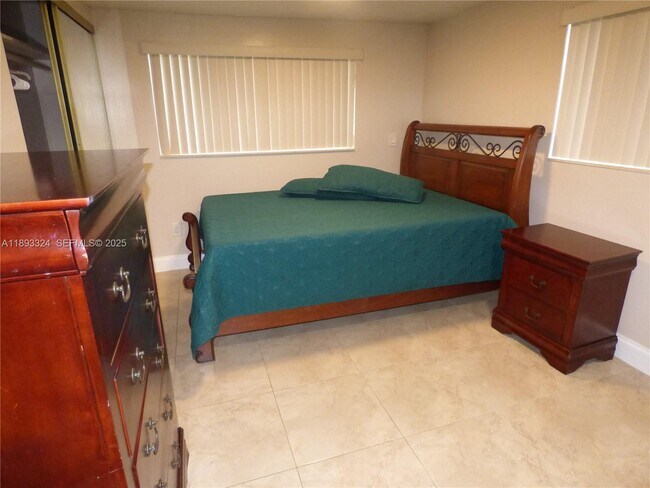 Foto del edificio - 19121 NE Miami Ct