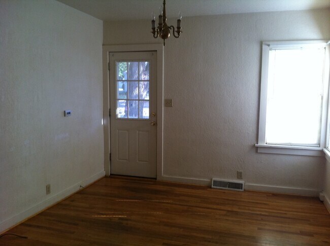 Building Photo - 3 bedroom 1 bath