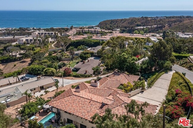 Foto del edificio - 3504 Coast View Dr