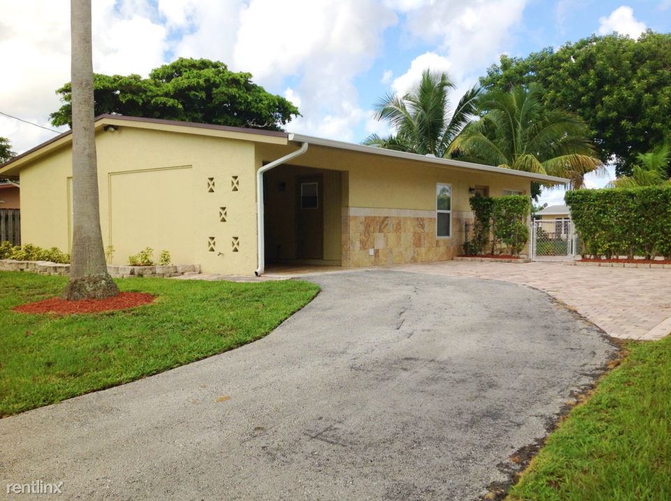 Primary Photo - 2205 E River Dr